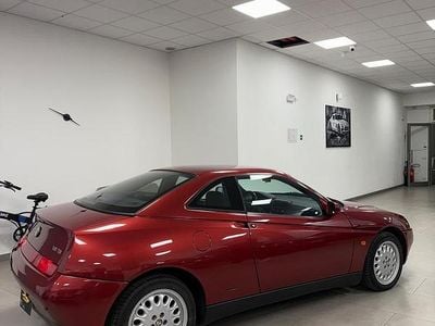 Begagnad Alfa Romeo GTV 201 HK (147 kW) 1997 Röd Sportkupé