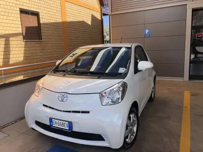 Gebraucht Toyota iQ 68 PS (50 kW) 2012 Weiß Kleinwagen