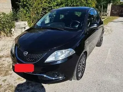 Usata Lancia Ypsilon Gold 95 CV (69 kW) 2016 Nero Utilitaria