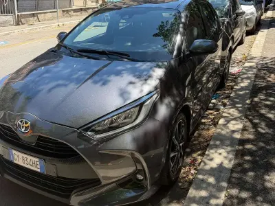 Usata Toyota Yaris Hybrid Edition 73 CV (53 kW) 2023 Grigio Berlina