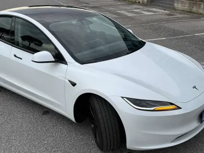 Usata Tesla Model 3 RWD 208 kW (283 CV) 2024 Bianco Berlina