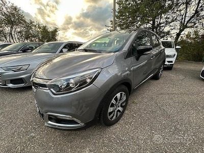 Usata Renault Captur Zen 90 CV (66 kW) 2015 Grigio SUV