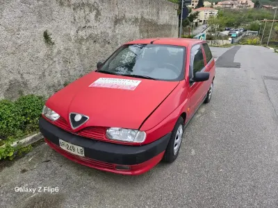 Usata Alfa Romeo 145 90 CV (66 kW) 1997 Rosso Utilitaria