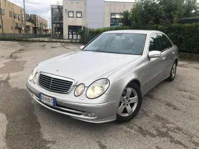 Usata Mercedes E270 Avantgarde 177 CV (130 kW) 2004 Argento Berlina