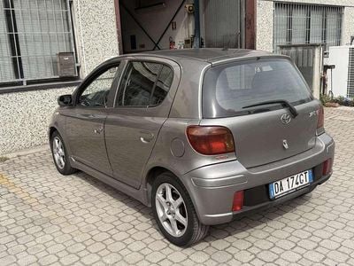 Usata Toyota Yaris 105 CV (77 kW) 2005 Grigio Berlina
