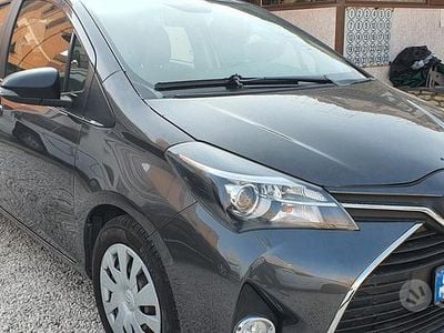 Usata Toyota Yaris Lounge 69 CV (50 kW) 2015 Grigio Utilitaria