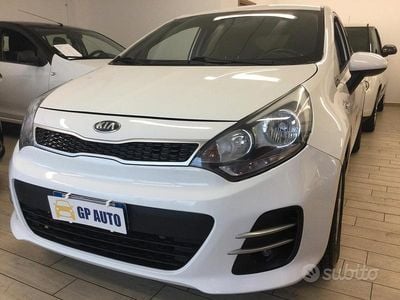 Usata Kia Rio 75 CV (55 kW) 2015 Bianco Berlina