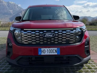 Nuova Ford Tourneo 100 kW (136 CV) 2026 Rosso Furgone