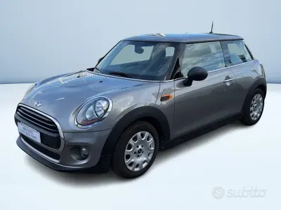Usata Mini ONE 75 CV (55 kW) 2017 Grigio metallizzato Utilitaria