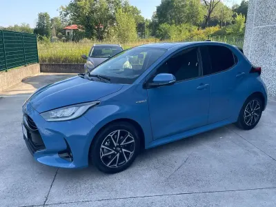Usata Toyota Yaris Hybrid Trend 92 CV (67 kW) 2020 Blu/azzurro Berlina
