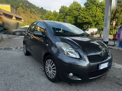 Usata Toyota Yaris Sol 101 CV (74 kW) 2011 Grigio Utilitaria