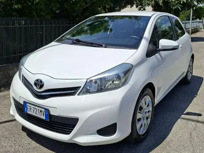 Usata Toyota Yaris Active 69 CV (50 kW) 2013 Bianco Utilitaria