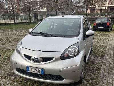 Usata Toyota Aygo 68 CV (50 kW) 2007 Argento Utilitaria