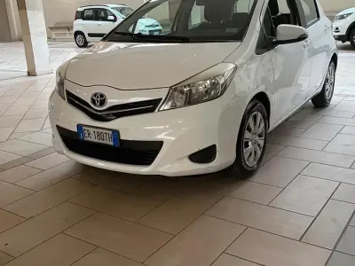 Usata Toyota Yaris Lounge 69 CV (50 kW) 2013 Bianco Utilitaria