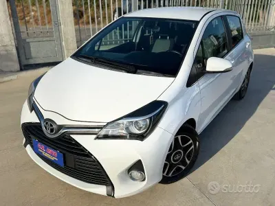 Usata Toyota Yaris Style 90 CV (66 kW) 2015 Bianco Utilitaria