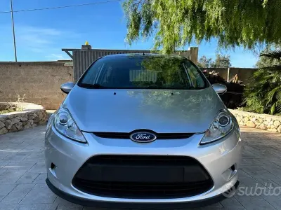 Usata Ford Fiesta 60 CV (44 kW) 2011 Grigio Berlina