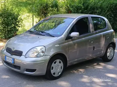 Usata Toyota Yaris Sol 65 CV (47 kW) 2005 Grigio Berlina