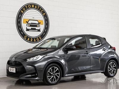 Begagnad Toyota Yaris Hybrid 92 HK (67 kW) 2022 Grå Sedan