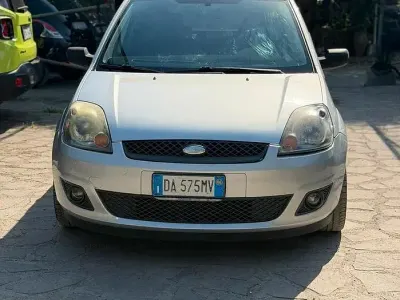 Usata Ford Fiesta Ghia 68 CV (50 kW) 2006 Grigio Utilitaria