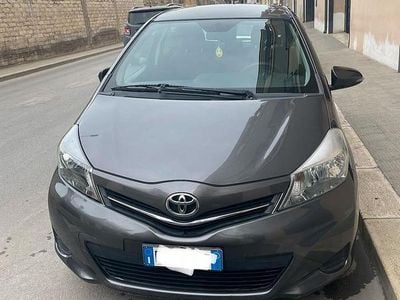 Usata Toyota Yaris Lounge 90 CV (66 kW) 2011 Grigio Utilitaria