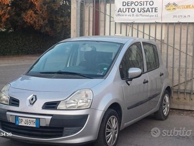 Käytetty Renault Modus Dynamique 75 HP (55 kW) 2009 Harmaa Tila-auto