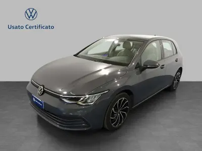 Usata VW Golf VIII Life 110 CV (80 kW) 2022 Dolphin grey metallizzato Berlina