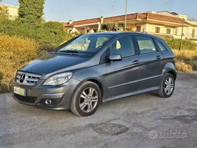 Usata Mercedes B180 Executive 109 CV (80 kW) 2012 Grigio Monovolume
