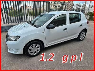 Usata Dacia Sandero Lauréate 75 CV (55 kW) 2013 Bianco Berlina
