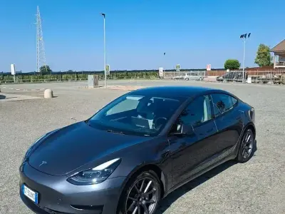 Usata Tesla Model 3 Standard Range Plus 88 kW (120 CV) 2021 Bluazzurro Berlina