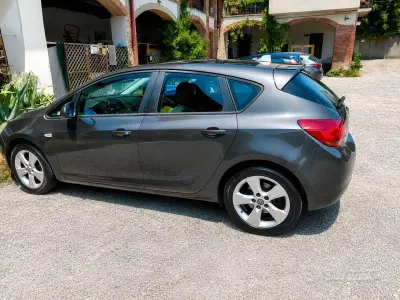 Usata Opel Astra 110 CV (80 kW) 2010 Marrone Berlina
