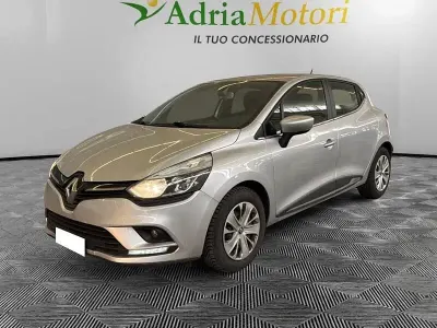 Usado Renault Clio IV Zen 75 CV (55 kW) 2017 Plateado Utilitario