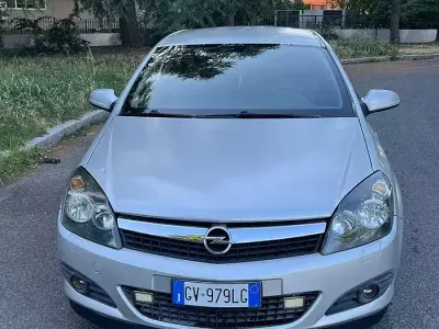 Usata Opel Astra GTC 125 CV (91 kW) 2009 Grigio Berlina