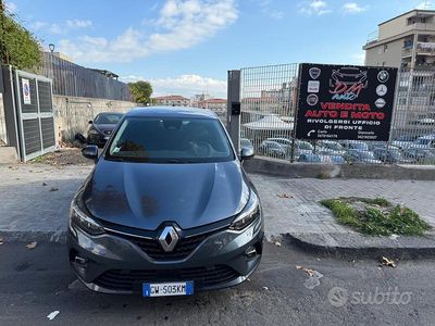 Begagnad Renault Clio V Techno 91 HK (66 kW) 2022 Grå Sedan