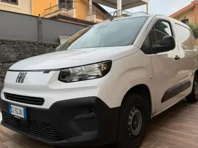 Usata Fiat Doblò 100 CV (73 kW) 2024 Bianco Monovolume