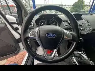 Usata Ford Fiesta Titanium 97 CV (71 kW) 2014 Bianco Utilitaria