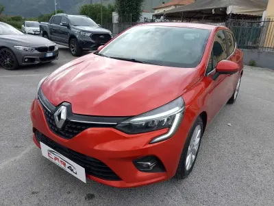 Usata Renault Clio V Initiale Paris 91 CV (66 kW) 2021 Rosso Berlina