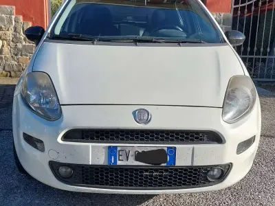 Usata Fiat Grande Punto Lounge 69 CV (50 kW) 2013 Bianco Utilitaria