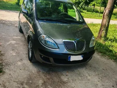 Usata Lancia Musa 69 CV (50 kW) 2007 Grigio Monovolume