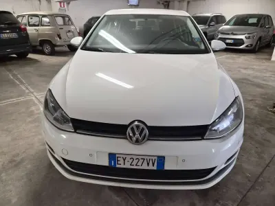 Begagnad VW Golf VII Trendline 86 HK (63 kW) 2015 Vit Sedan