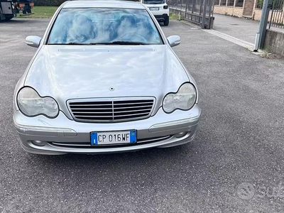 Usata Mercedes C220 140 CV (102 kW) 2004 Grigio Berlina