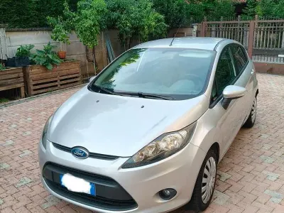 Usata Ford Fiesta 75 CV (55 kW) 2010 Grigio Utilitaria