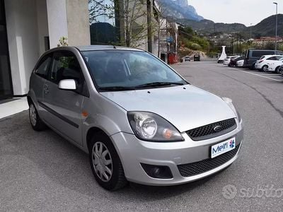 Usata Ford Fiesta 68 CV (50 kW) 2006 Grigio Utilitaria