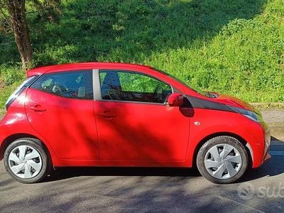 Usata Toyota Aygo X-play 69 CV (50 kW) 2017 Rosso Utilitaria