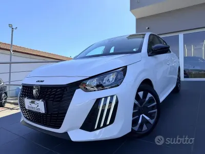 Usata Peugeot 208 Allure 101 CV (74 kW) 2024 Bianco Utilitaria