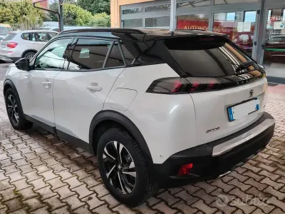 Usata Peugeot 2008 GT-line 131 CV (96 kW) 2021 Bianco SUV