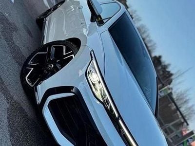 Begagnad VW Golf VIII R-line Plus 2024 Vit Sedan