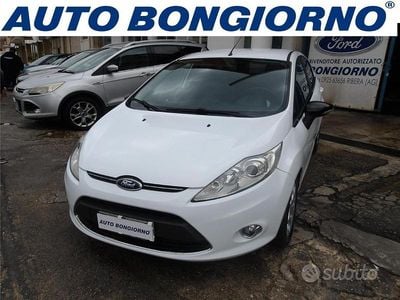 Usata Ford Fiesta Titanium 74 CV (54 kW) 2012 Blu Utilitaria