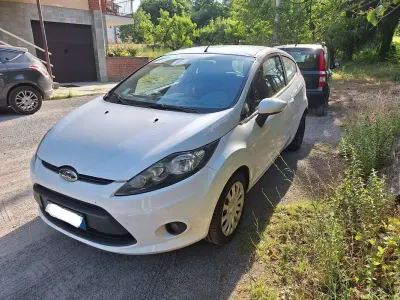 Usata Ford Fiesta 71 CV (52 kW) 2010 Bianco Berlina