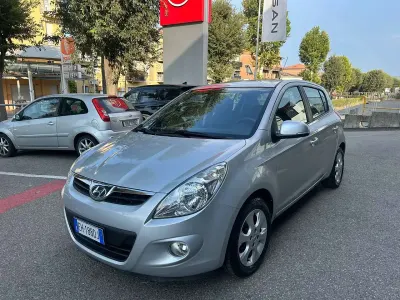 Usata Hyundai i20 Comfort 77 CV (56 kW) 2012 Argento Utilitaria