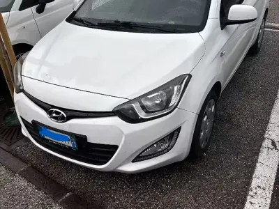 Usata Hyundai i20 75 CV (55 kW) 2014 Bianco Utilitaria